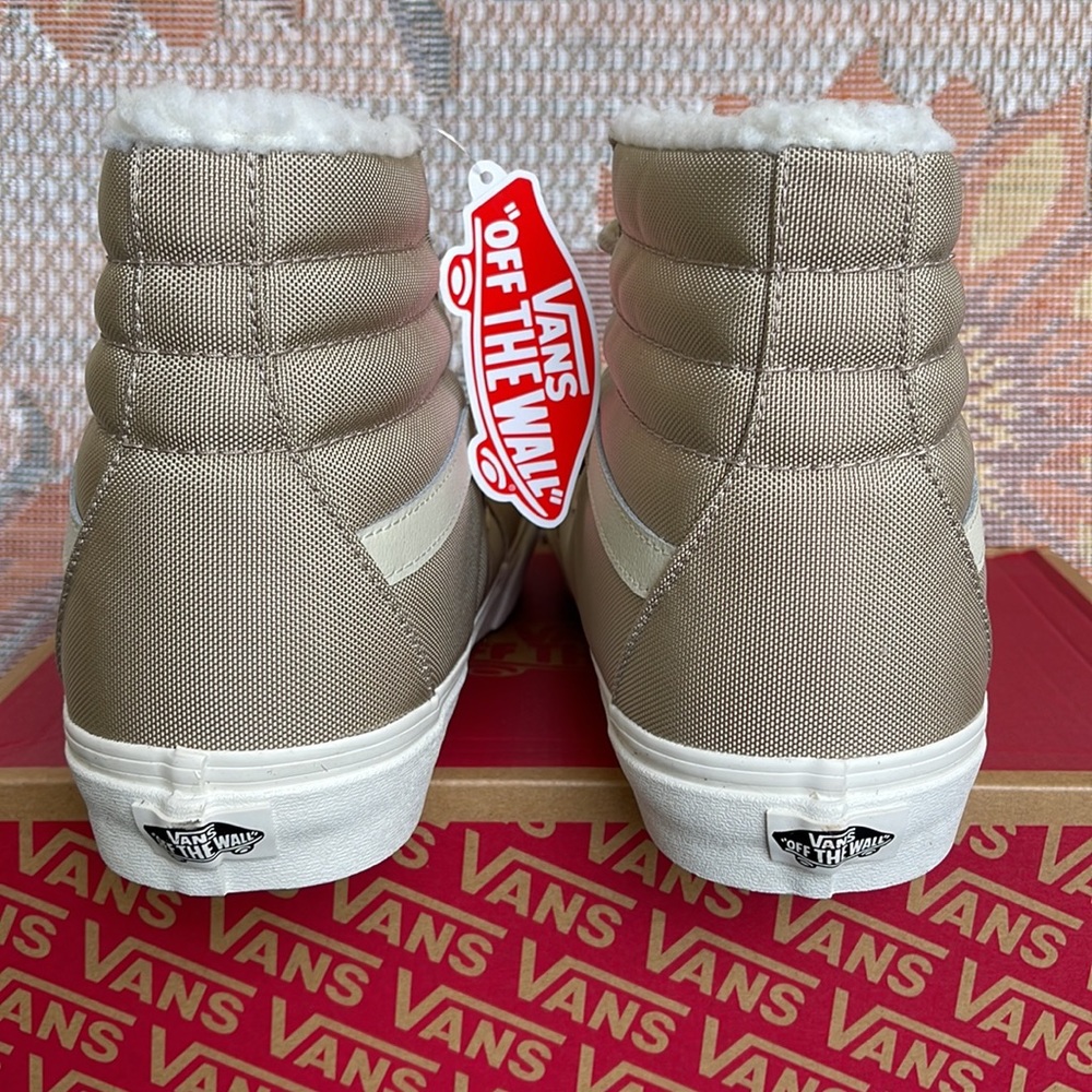 Vans Men’s Sk8-Hi
Cordura Sherpa Walnut
VN0A4BVTINU
Sneakers - Picture 14 of 16